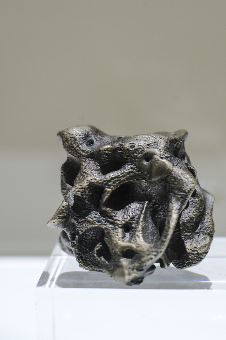 Partícula de dios [God particle, also known as the bread crumb]